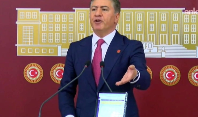 CHP'li Murat Emir basın toplantısına elinde tabletle çıktı