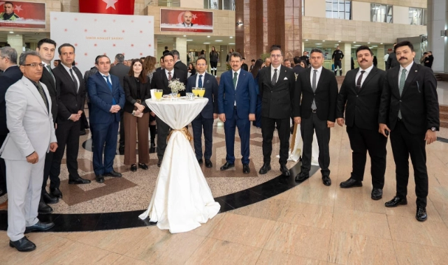 İzmir Adliyesi’nde geleneksel bayramlaşma programı 23 Mart 2026 tarihinde protokol alanında geniş katılımla gerçekleştirildi.