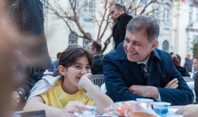 İzmir Büyükşehir Belediyesi'nin iftar sofrası Kemeraltı'nda kuruldu
