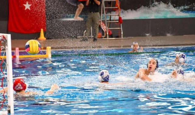 İzmir Büyükşehir Belediyesi sporcuları başarıdan başarıya koşuyor