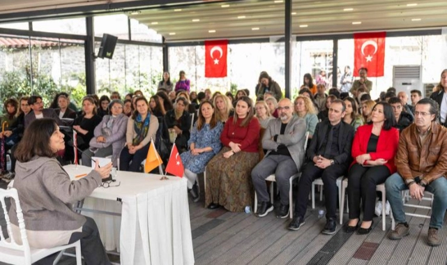 Latife Tekin Bornova’da gençlerle buluştu: “Sizin dünyanızı çok merak ediyorum”
