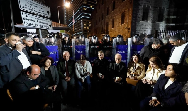 Meslek Fabrikası'nda direniş! Başkan Tugay nöbete başladı