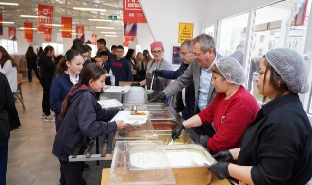 Üç Çeşit Yemek Yanında Meyvesiyle 30 Türk Lirası