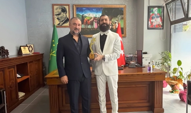 Akif Manaf’a “Demokrasi ve Barış Ödülü” Verildi