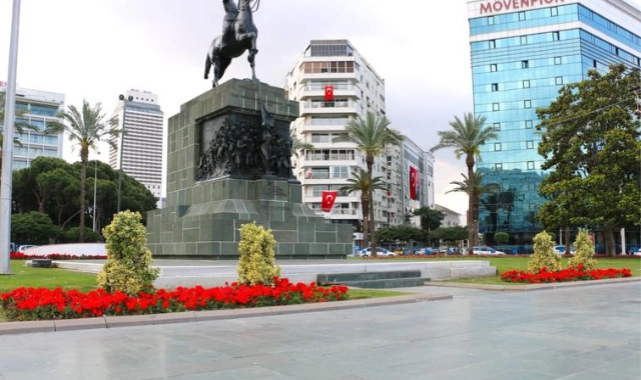 İzmir yaza çiçek açarak hazırlanıyor