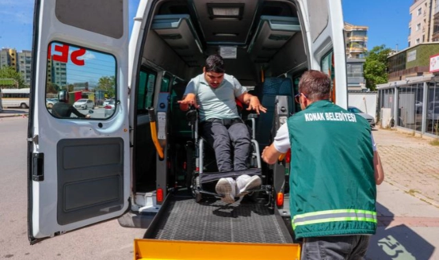 Konak’ın ‘Engelsiz Servis’i yüzleri güldürmeye devam ediyor