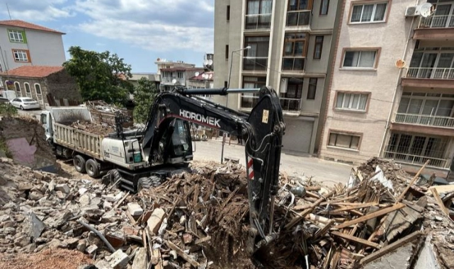 Konak’ta metruk bina yıkımları tam gaz