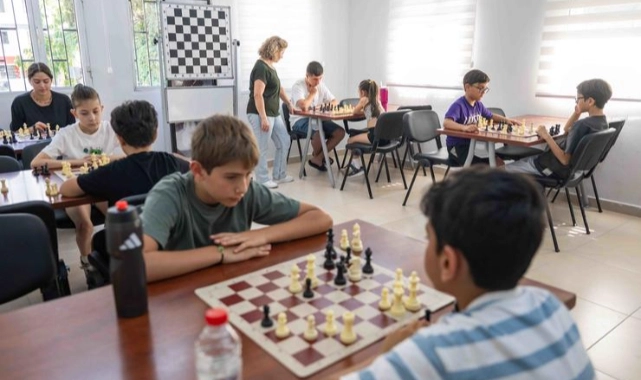 5 yaşından 80 yaşına binlerce Bornovalı sanat, spor ve kültürle dolu bir yaz geçiriyor