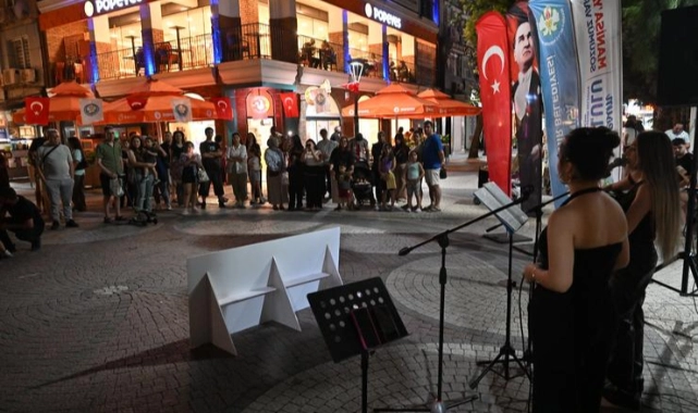 Akustik Yaz Akşamları İle Müziğin Ritmi Manisa Sokaklarında