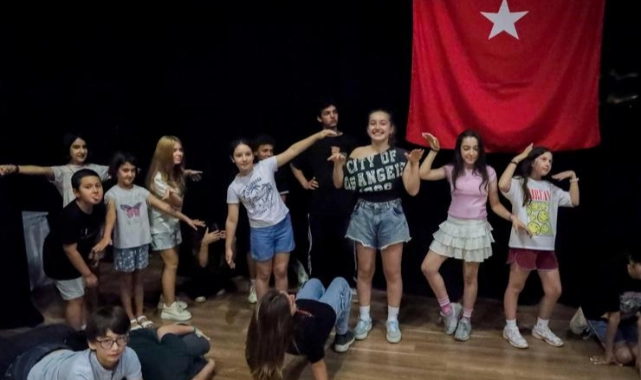 Tiyatronun yeni yetenekleri Karşıyaka’da yetişiyor