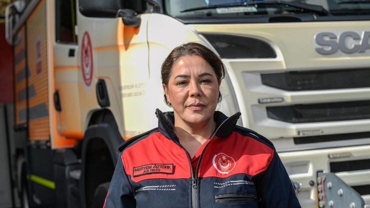 23 saat oğlunu enkazda bekledi, şimdi başkalarına umut oluyor