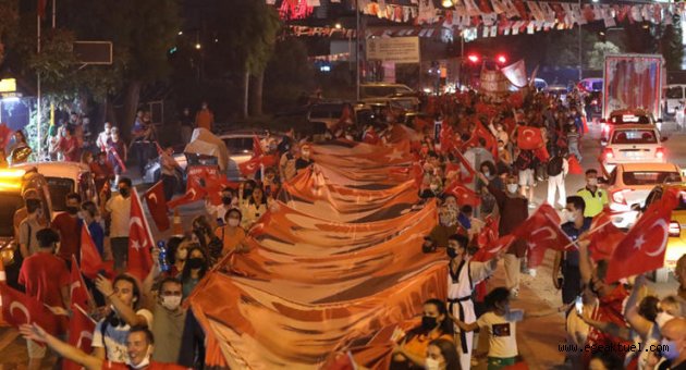 30 Ağustos coşkusu Bayraklı sokaklarına taştı
