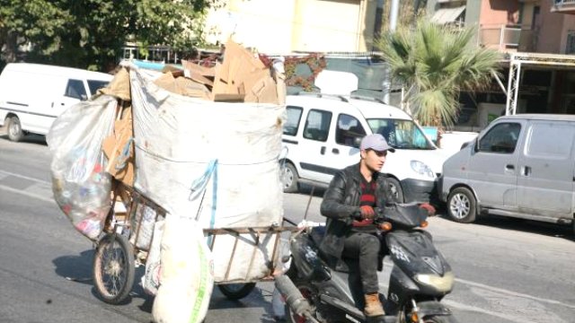 80'lik Nine de, 10 Yaşındaki Çocuk da Hurda Topluyor