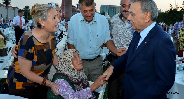 93 yaşındaki Ayşe Nine iftarda duygulu anlar yaşattı: