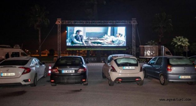 Açık havada sinema gösterimine büyük ilgi