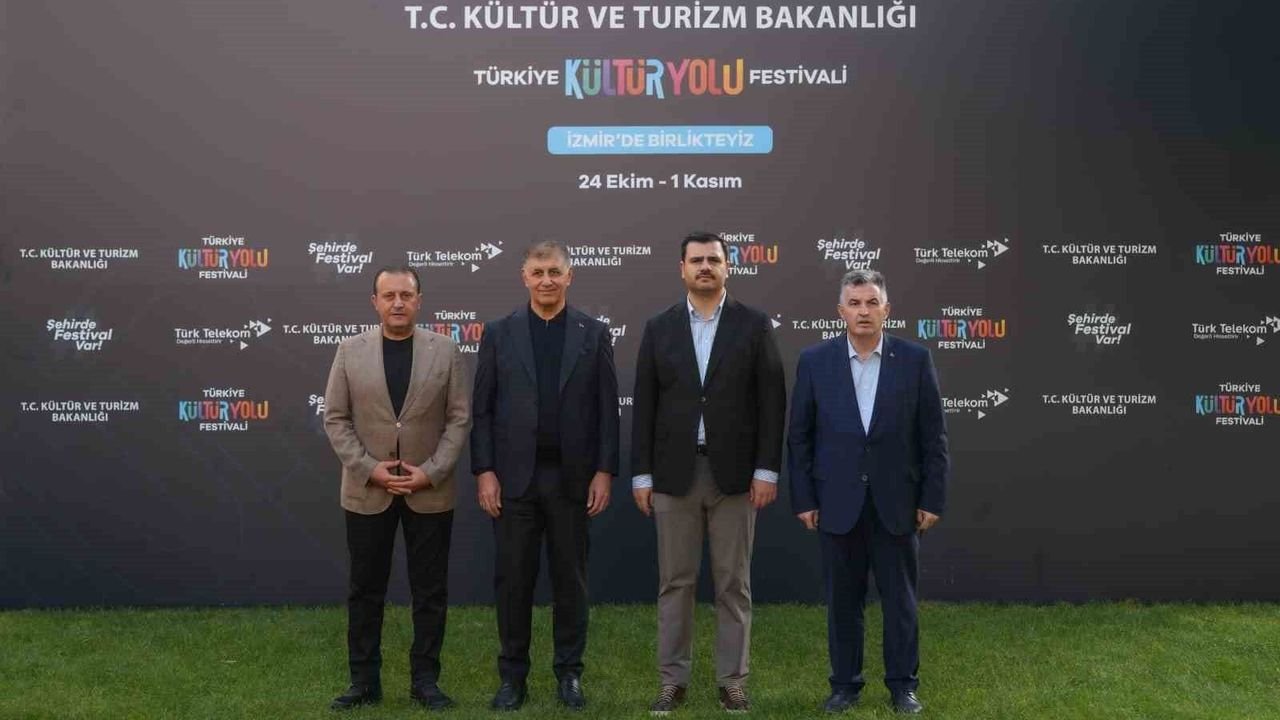 AK Parti Genel Sekreteri İnan İzmir'de sergi ziyaretinde