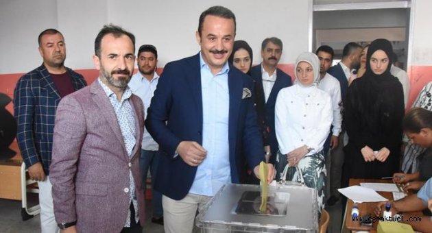 AK Parti İzmir İl Başkanı Şengül eşi ve kızları ile oy kullandı
