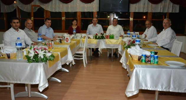 Ak partili belediye başkanları Kiraz'da yemekte buluştu