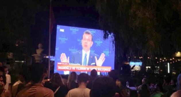 Alaçatı'da tatilciler dev ekrana kilitlendi!