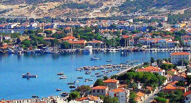 Alaçatı'ya ünlü akını başladı