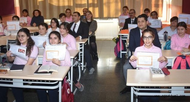 Aliağa'da 16 bin 964 öğrenci karne heyecanı yaşadı