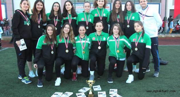 Alkışlar Bornova'nın kızlarına