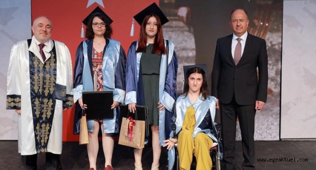Alkışlar üniversite birincisi Şeyda Melis için