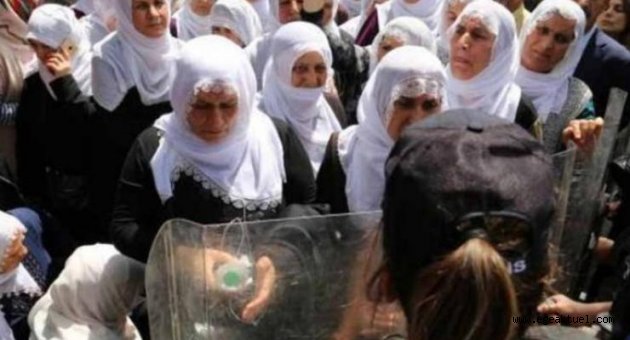 Annelerden AKP önünde oturma eylemi