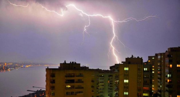    Art arda düşen yıldırımlar İzmir’i aydınlattı