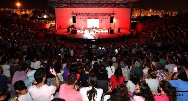 Aşık Veysel’de ustalar geçidi