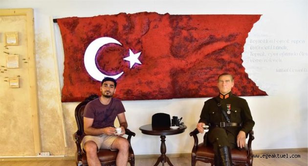 Ata Anı Evi’ne gerçek gibi Atatürk heykeli