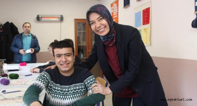 Ayşen Zeybekci, yaşlılarla ve engelli öğrencilerle buluştu 