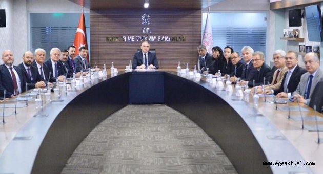 Bakan Ersoy, İzmir Başkanlar Kurulu ile Çeşme için görüştü