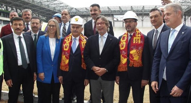 Bakan Kasapoğlu ve Binali Yıldırım, Alsancak ve Göztepe Stadyumlarını gezdi