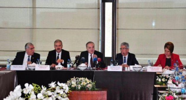 Bakan Özlü'den İzmir'de konsoloslarla zirve
