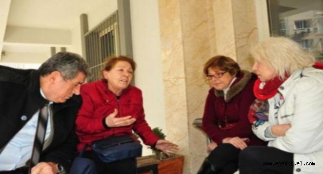 Balçova'da 'hayır' kampanyası yürüten CHP'li kadınlara saldırı