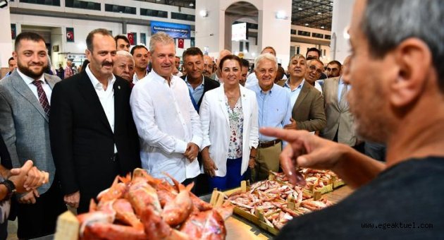 Balık sezonu İzmir Balık Hali’ndeki törenle açıldı