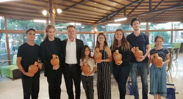 Başkan Aksoy genç piyanistleri ağırladı