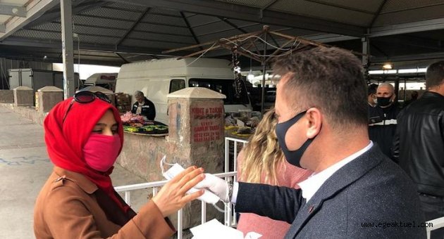 Başkan Aksoy pazarda maske dağıttı
