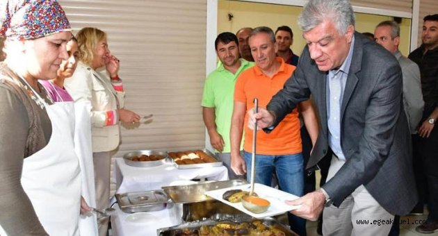 Başkan Ali Engin işçilerle öğlen yemeği yedi