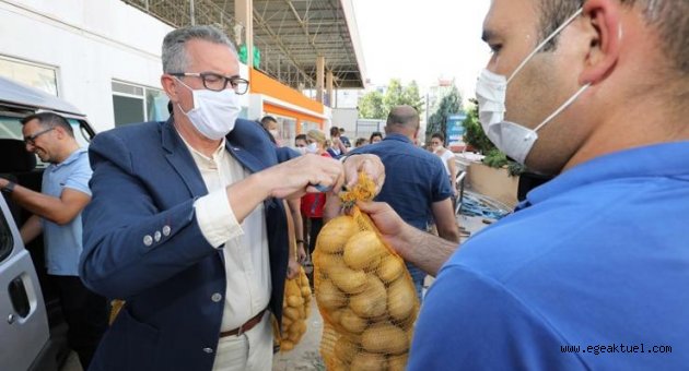 Başkan Arda ve tüm çalışanlar patateslerin dağıtımı için seferber oldu!