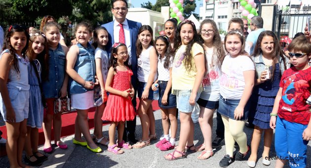 Başkan Atila, mezunu olduğu ilkokulda karne dağıttı