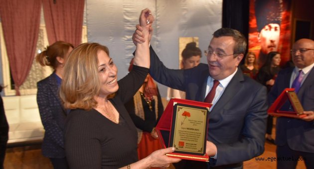 Başkan Batur, CHP’li kadınları ayakta alkışladı