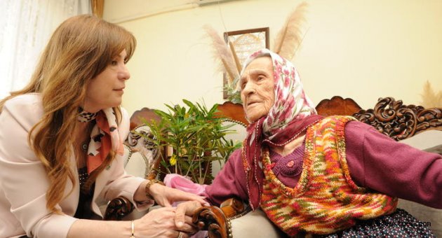 Başkan Çalkaya en yaşlı annelere gitti