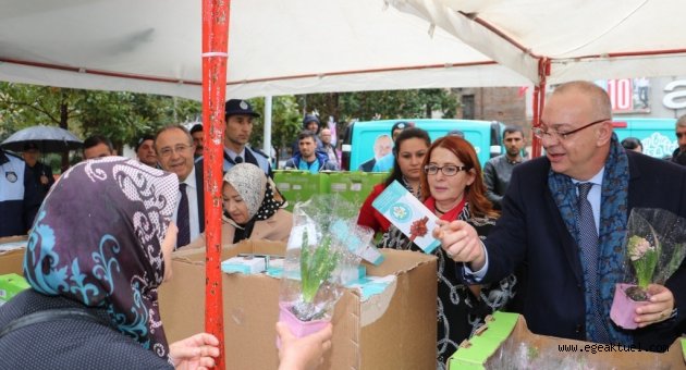 Başkan’dan Kadınlara Sümbül ve Fular