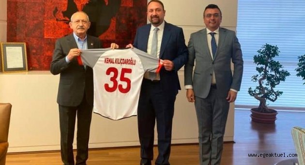 Başkan Gümrükçü, “Avrupa Spor Kenti” Ödülü Kemal Kılıçdaroğlu’na Takdim Etti