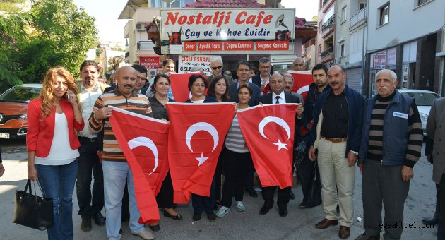 Başkan Hasan Arslan Bayrak Dağıttı