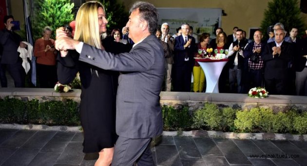 Başkan İduğ, vals yaparak gösteriye katıldı