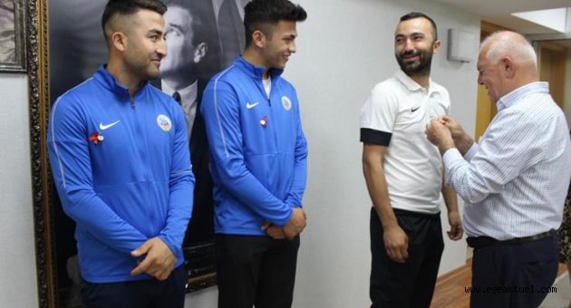 Başkan Karakayalı’dan sporculara çeyrek altın