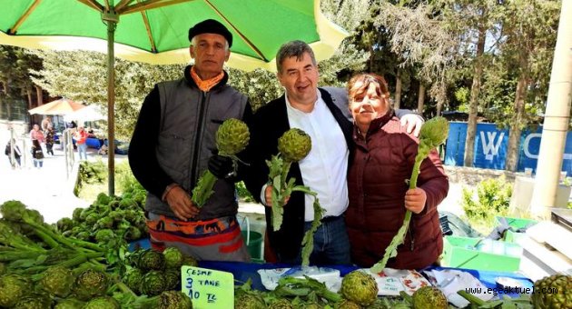 Başkan Oran Çeşme pazarlarını ziyaret etti